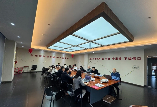 為深入貫徹中共中央、國(guó)務(wù)院印發(fā)的《國(guó)家標(biāo)準(zhǔn)化發(fā)展綱要》，落實(shí)加快數(shù)字化發(fā)展、建設(shè)數(shù)字中國(guó)的戰(zhàn)略部署，和《上海市全面推進(jìn)城市數(shù)字化轉(zhuǎn)型“十四五”規(guī)劃》，推進(jìn)上海城市數(shù)字化轉(zhuǎn)型標(biāo)準(zhǔn)化建設(shè)，數(shù)造科技積極響應(yīng)這一號(hào)召，成為上海市浦東新區(qū)第一批試點(diǎn)數(shù)字化改造企業(yè)之一，并順利通過(guò)驗(yàn)收。  圖片  圖片  圖片  圖片  圖為上海市城市數(shù)字化轉(zhuǎn)型工作領(lǐng)導(dǎo)小組部分領(lǐng)導(dǎo)和南匯工業(yè)園區(qū)領(lǐng)導(dǎo)、上海數(shù)造領(lǐng)導(dǎo)班子成員參加數(shù)字化改造驗(yàn)收答辯  圖片  參觀上海數(shù)造大廳的數(shù)字化制造“黑湖小工單”生產(chǎn)工序看板  數(shù)造科技自成立之初，創(chuàng)始人趙毅博士就以“數(shù)造”為企業(yè)命名，蘊(yùn)含數(shù)字化制造和變革的深遠(yuǎn)意義，與此時(shí)政府推進(jìn)聚焦制造業(yè)與數(shù)字化改造深度融合。未來(lái)，數(shù)造科技將不斷提升公司智能化、數(shù)字化、信息化改造力度，全面提升公司綜合管理和運(yùn)營(yíng)水平，著力實(shí)現(xiàn)智能制造高質(zhì)量發(fā)展。